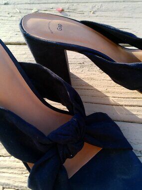 GAP NAVY BLUE SUEDE HEEL SIZE 10
